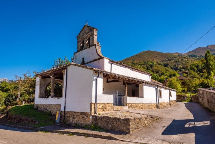 Iglesia de San Juan El Real de Llamas / L.lamas